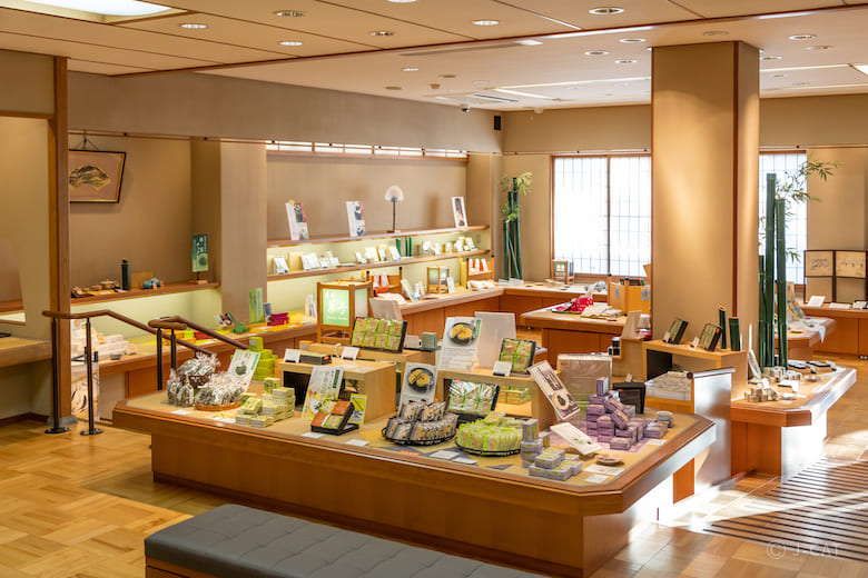 福寿園宇治茶工房」で煎茶道と挽きたて濃茶アフォガート体験