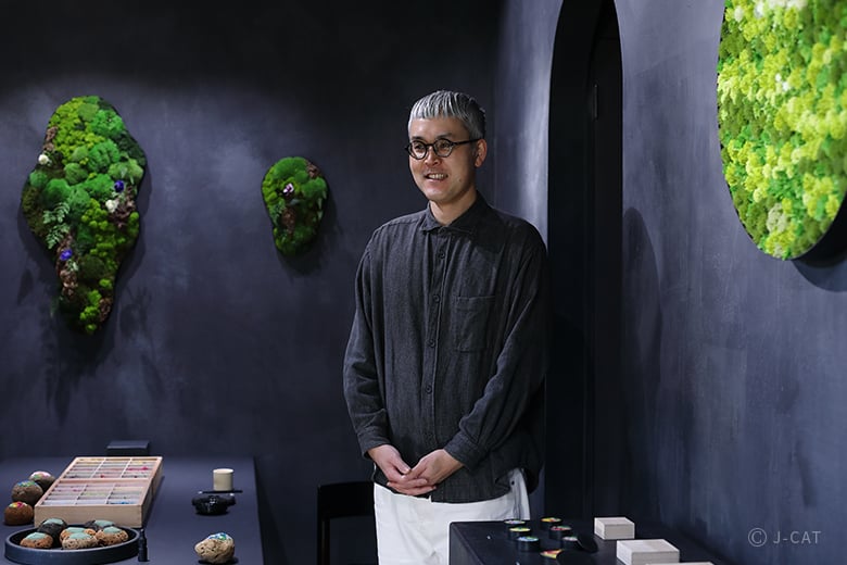 美術作家・亀井紀彦氏と共に作る花を使ったアートオブジェ −六本木・g