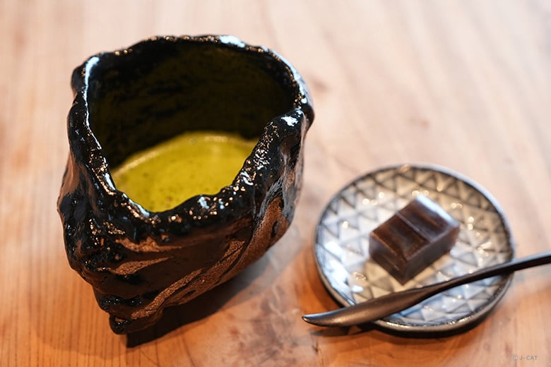 私の作った 抹茶茶碗 唐傘おばけ 妖怪 陶芸 手びねり 手づくね 茶道具 抹茶茶碗 清水焼 織部椿 西川貞三郎商店（W-207）