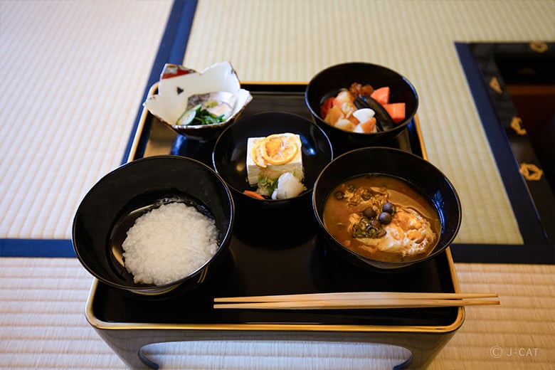 老舗料亭の元女将に美しい茶道の所作を学ぶ 名古屋の茶室「和水香庵」にて