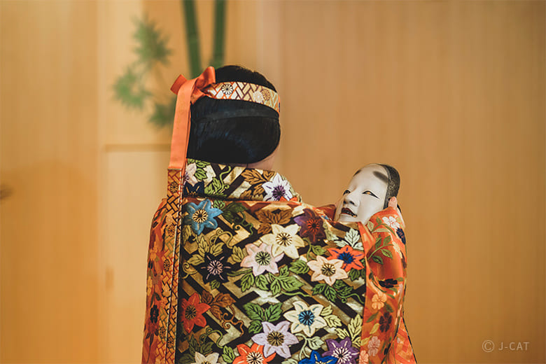 能楽師・長山桂三氏に学ぶ能の世界 仕舞鑑賞と謡＆舞の体験付き