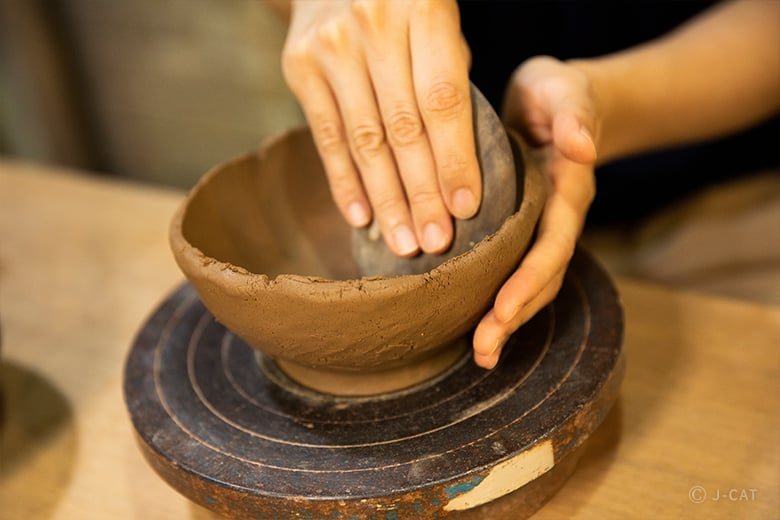 陶芸家に教わる抹茶碗づくり 北鎌倉の陶芸窯「たからの窯」にて