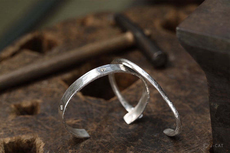 日伸貴金属」銀の匠に教わる純銀製バングル作り 東京・入谷の工房にて