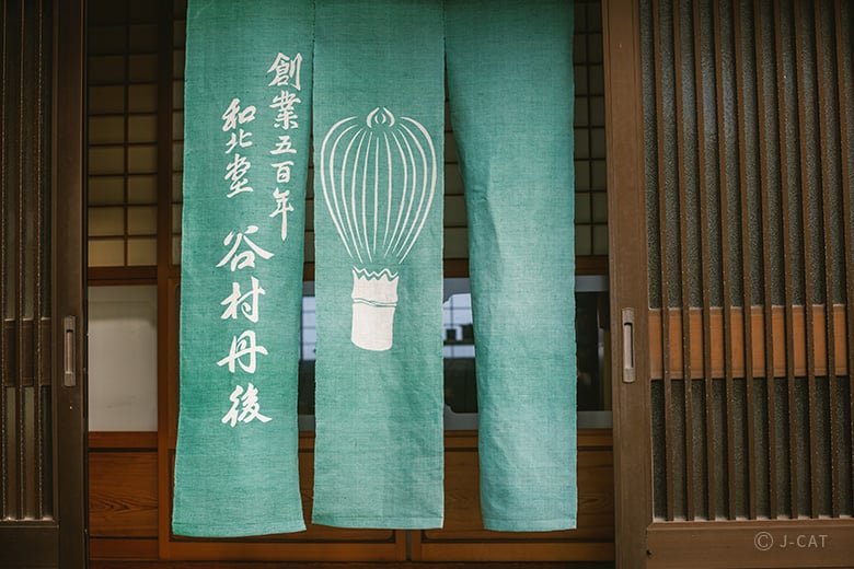 茶筅師・20代目 谷村丹後氏の工房で茶筅の糸掛け体験