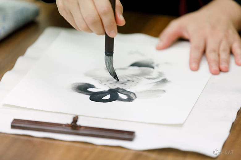 南青山「琳派墨絵保存研究所」心地よい墨の香りに包まれる水墨画