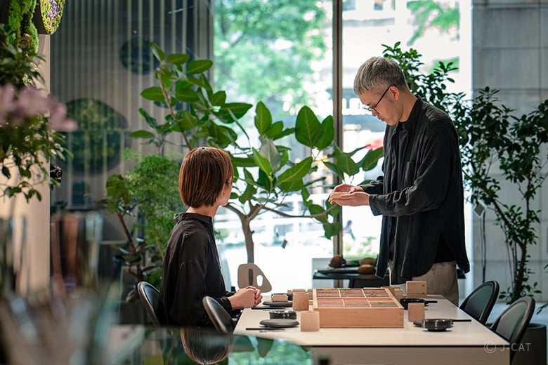 美術作家・亀井紀彦氏と共に作る花を使ったアートオブジェ −六本木・g