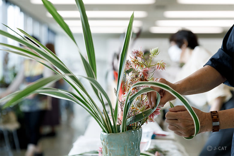 赤坂「草月会館」陶磁器作家に教わる陶芸体験＆作った花器でいけばな