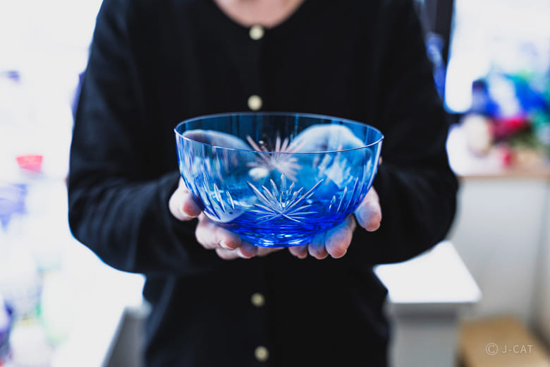 上質な江戸硝子の抹茶碗に切子を施し、ガラスの煌めきを堪能 −都内