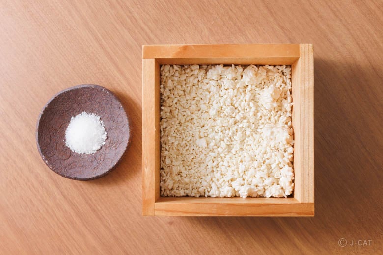 堺の老舗「糀屋雨風」で伝統的な木桶仕込みの味噌づくり 限定ランチ付き