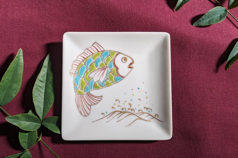 ポーセリンアート人気講師・佐藤敏衣氏に学ぶ磁器上絵付けと洋食器の