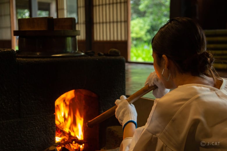 瀬戸焼　古瀬戸　染付秋草文　三つ足香炉　火入れ　V　R7933 瀬戸火鉢 陶器 骨董品 インテリア | HORIDASHI市