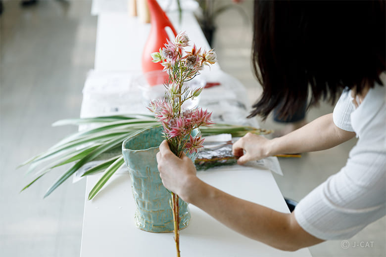 赤坂「草月会館」陶磁器作家に教わる陶芸体験＆作った花器でいけばな