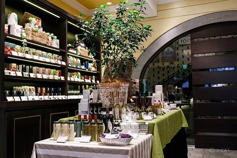 大阪「Cafe AMADEUS STORY」王室御用達ブランド・ダルマイヤーのティー