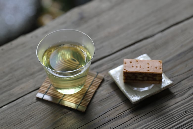 花と香りの世界に没頭する癒しのアート時間 −亀井紀彦氏の古民家