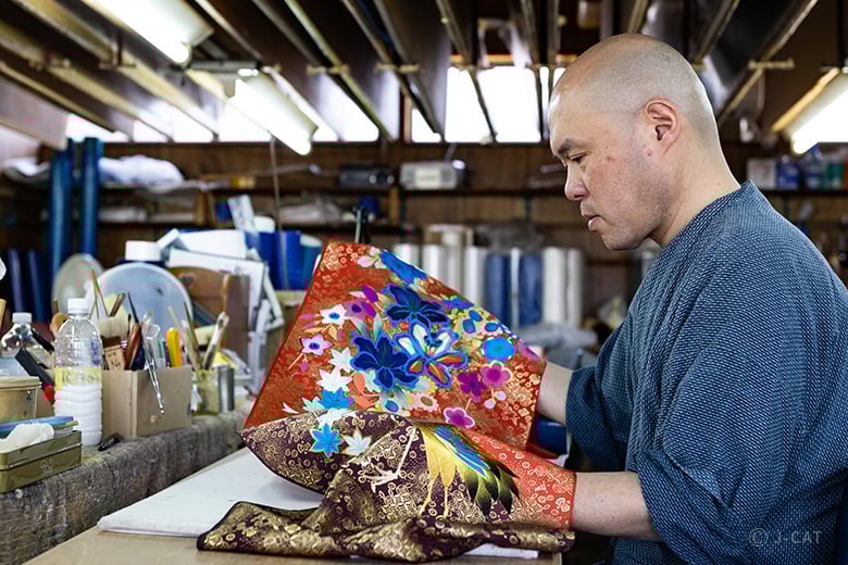 太秦「三宅工芸」手描き打掛工房で伝統工芸士の多彩な技を見学