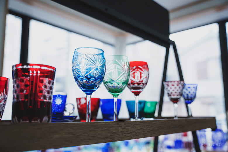 上質な江戸硝子の抹茶碗に切子を施し、ガラスの煌めきを堪能 −都内