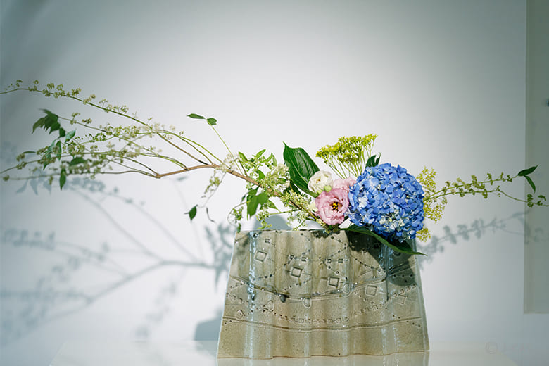赤坂「草月会館」作家に教わる陶芸体験＆いけばなレッスン