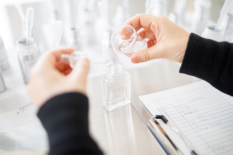 調香師・津田啓一郎氏と共にアロマオイルづくり −「SOLA KOBE」内の