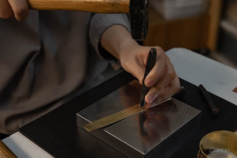 名古屋「Wayuan 和悠庵」尾張仏具の彫金技法で真鍮のバングルづくり