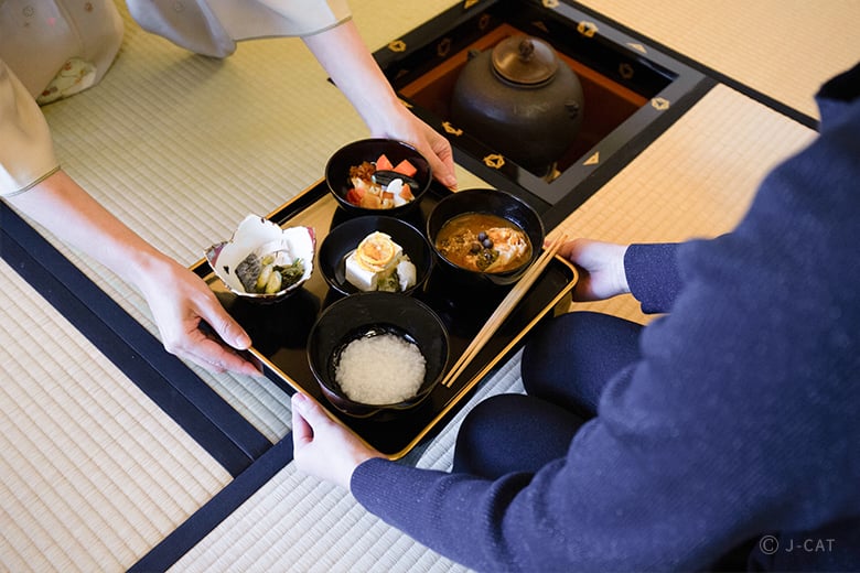 老舗料亭の元女将に美しい茶道の所作を学ぶ 名古屋の茶室「和水香庵」にて