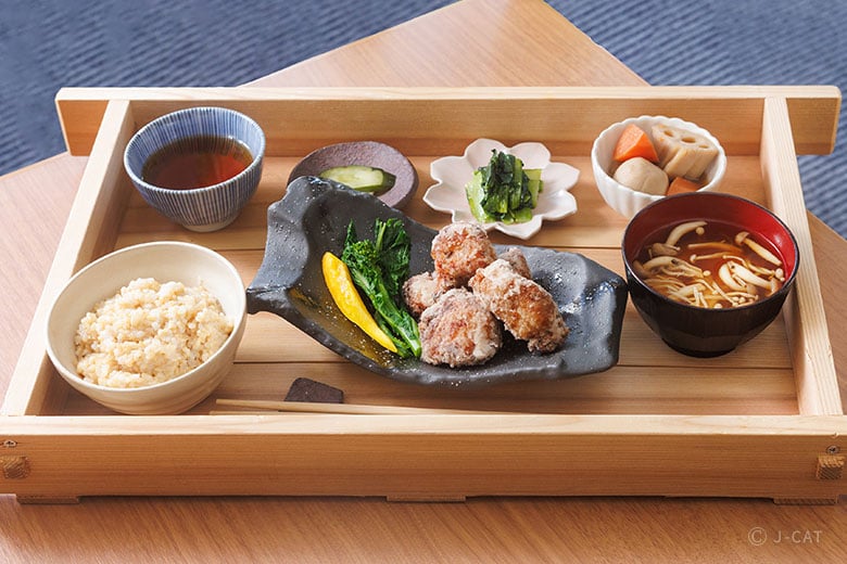 堺の老舗「糀屋雨風」で伝統的な木桶仕込みの味噌づくり 限定ランチ付き