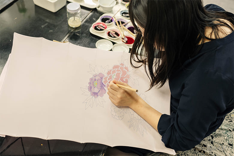 東京手描友禅の名匠・熊﨑和人氏に学ぶ色挿し体験＆正絹製ストールづくり