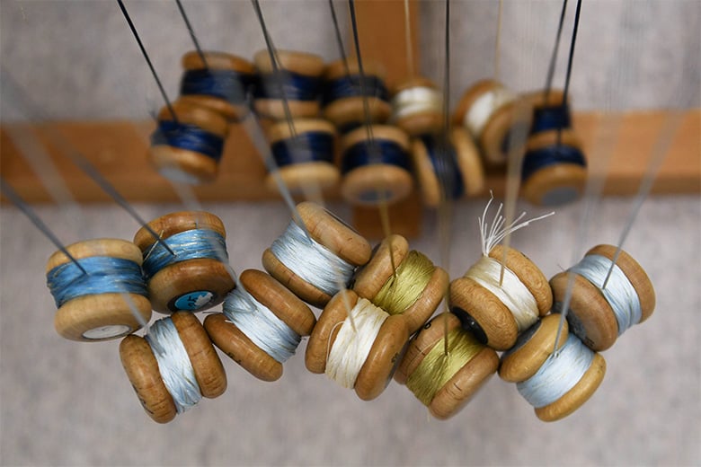 組紐処「道明」神楽坂の新施設で職人に教わる、伝統技法・笹浪組