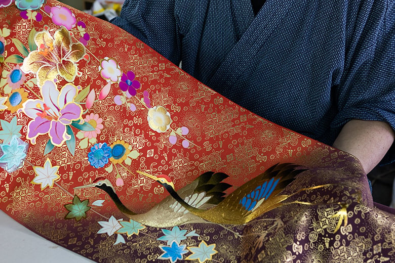 太秦の手描き打掛工房「三宅工芸」で伝統工芸士の技を見学 おみやげ付き