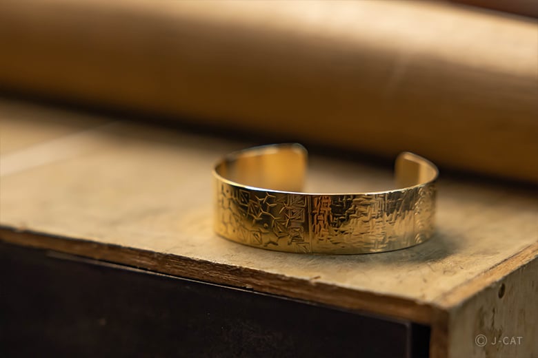 名古屋「Wayuan 和悠庵」尾張仏具の彫金技法でモダンな真鍮バングル