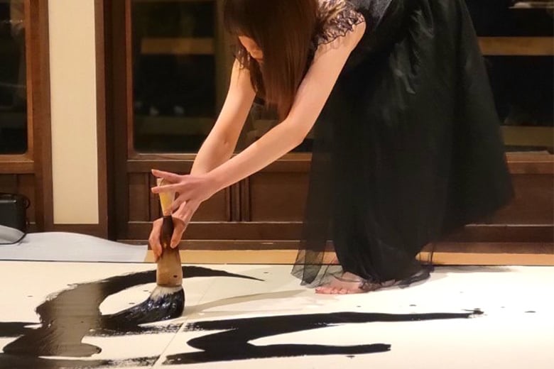 書道家・真澪氏に学ぶ筆ペン文字 京都「北山モノリス」にて懐石ランチ付き