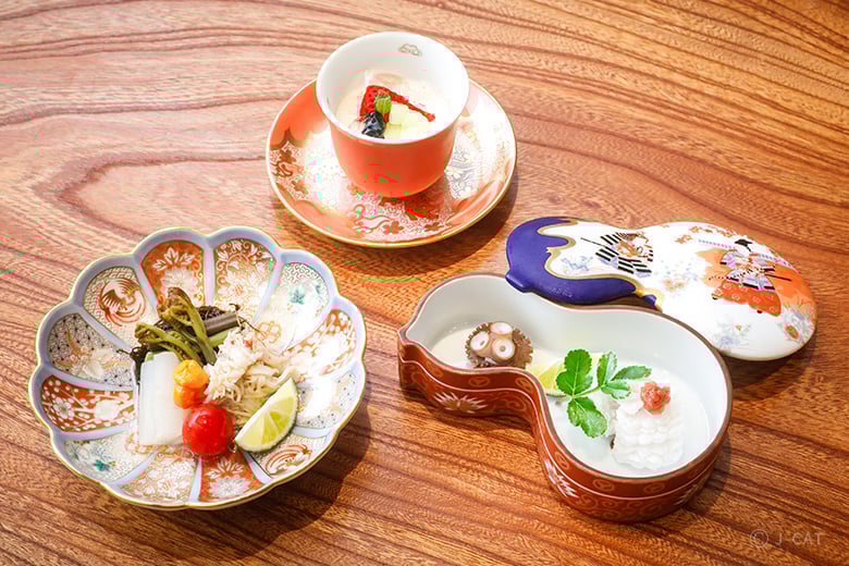 京都「高台寺 丹虎」有田焼の器で味わう特別な天ぷら会席 −深川製磁の