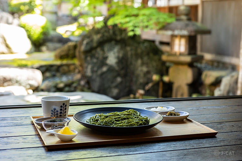 宇治「中村藤吉本店」挽き茶体験と濃茶・薄茶を堪能する季節のお茶