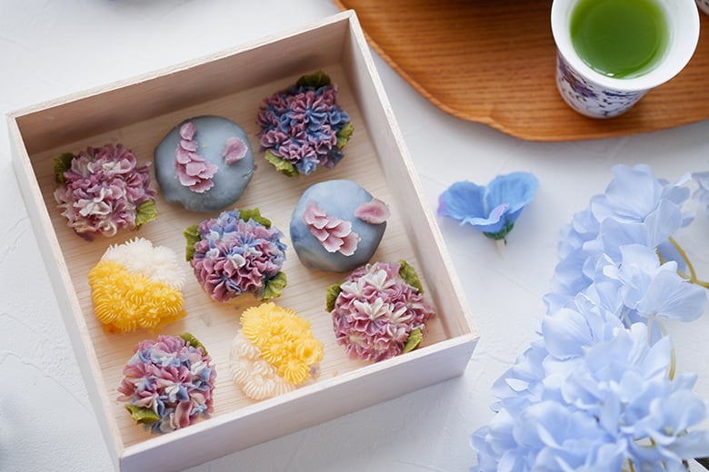 花を模した和菓子「あんこのお花」をつくる 大阪・梅田のアトリエにて
