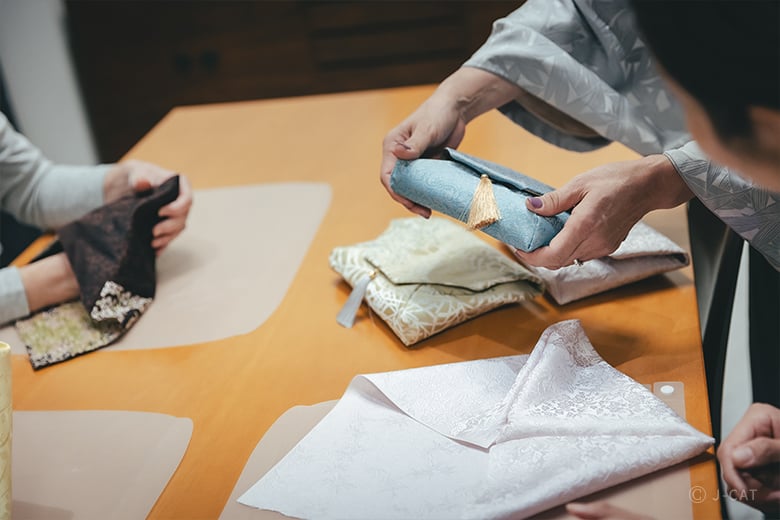 銀座「小袖屋」最高級生地で数寄屋袋づくり＆復元小袖衣装鑑賞