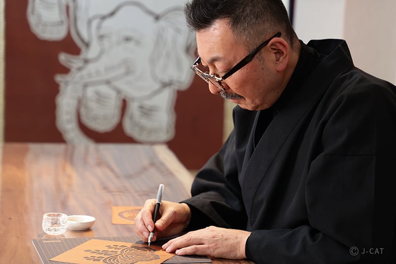 伝統工芸品の伊勢型紙を使ったモダンな作品づくり 名古屋「大坪旗店」にて