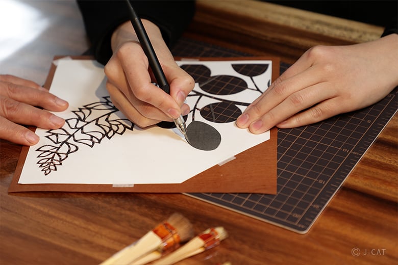 伝統工芸品の伊勢型紙を使ったモダンな作品づくり 名古屋「大坪旗店」にて