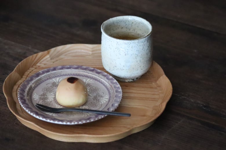 Edo/江戸初期～金継ぎ御深井焼 ～本漆・螺鈿入り葉形向付皿（青磁調釉薬＋貫入） Edo/江戸初期～金継ぎ御深井焼 ～本漆・螺鈿入り葉形向付皿