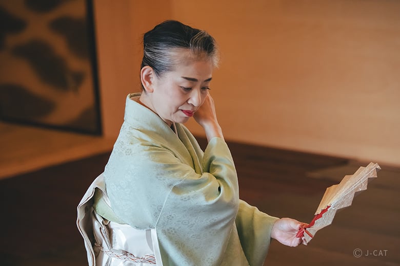 日本舞踊家・白鳥佑佳氏に着物美人の極意 飯田橋の能舞台にて