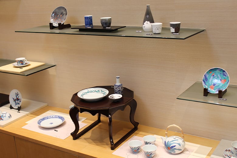 色絵磁器の最高峰「今右衛門」特別鑑賞講座と上絵付け擬似体験 −3つの