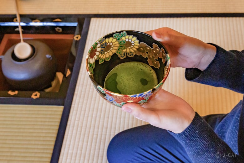 老舗料亭の元女将に美しい茶道の所作を学ぶ 名古屋の茶室「和水香庵」にて