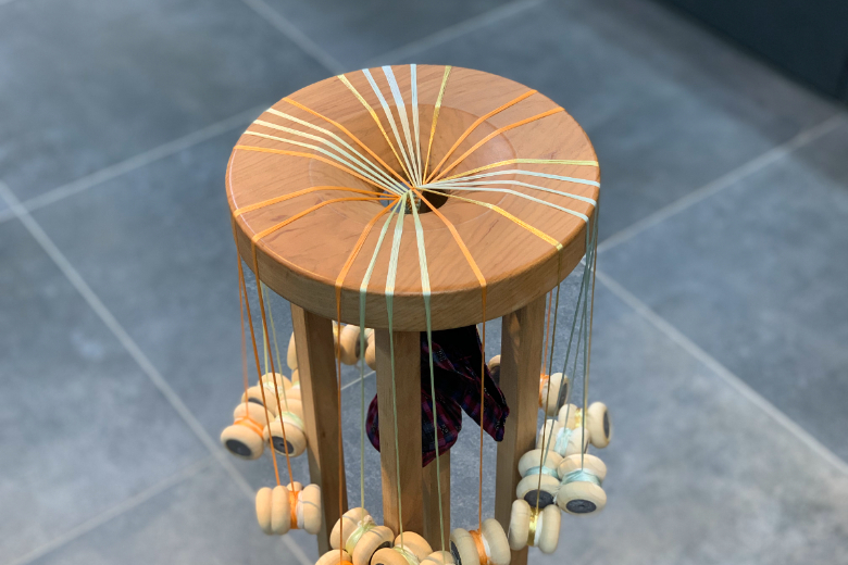 神楽坂の組紐処「道明」職人に教わる伝統技法・笹浪組のブレスレット作り