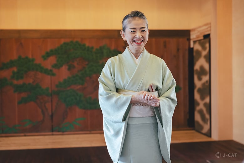 日本舞踊家・白鳥佑佳氏に着物美人の極意 飯田橋の能舞台にて