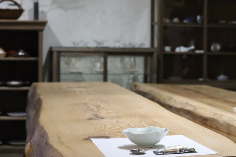 南青山「うつわ 御結 HANARE」プロに学ぶ現代風金継ぎ体験と和食器講座