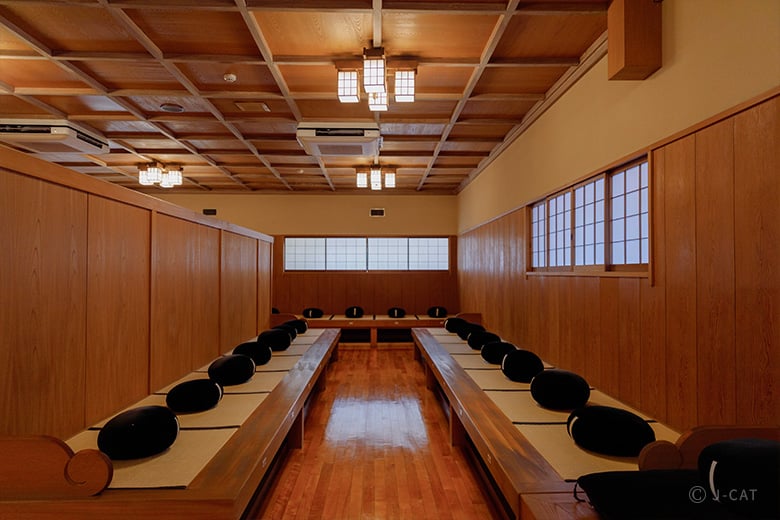 大学内の坐禅堂で僧侶と共に行う面壁坐禅＆数珠づくりで心を整える