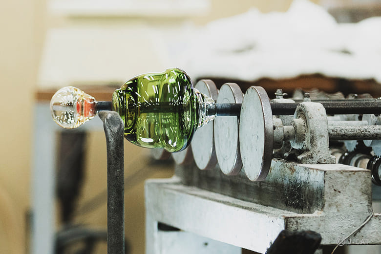 上質な江戸硝子の抹茶碗に切子を施し、ガラスの煌めきを堪能 −都内