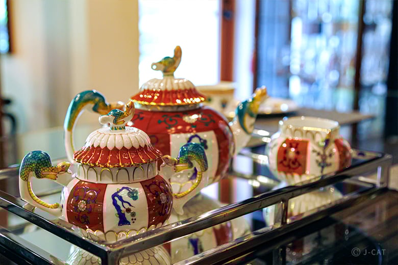 美術館のような邸宅の特別ツアーと王室御用達の器で愉しむティータイム