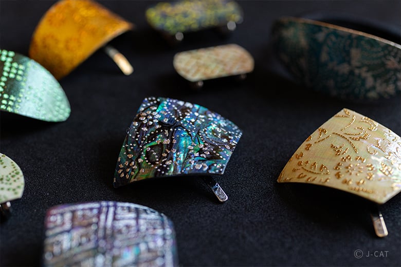 太秦の手描き打掛工房「三宅工芸」で伝統工芸士の技を見学 おみやげ付き