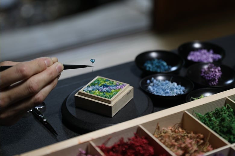 美術作家・亀井紀彦氏と作る花のアートオブジェ 北鎌倉のアトリエにて