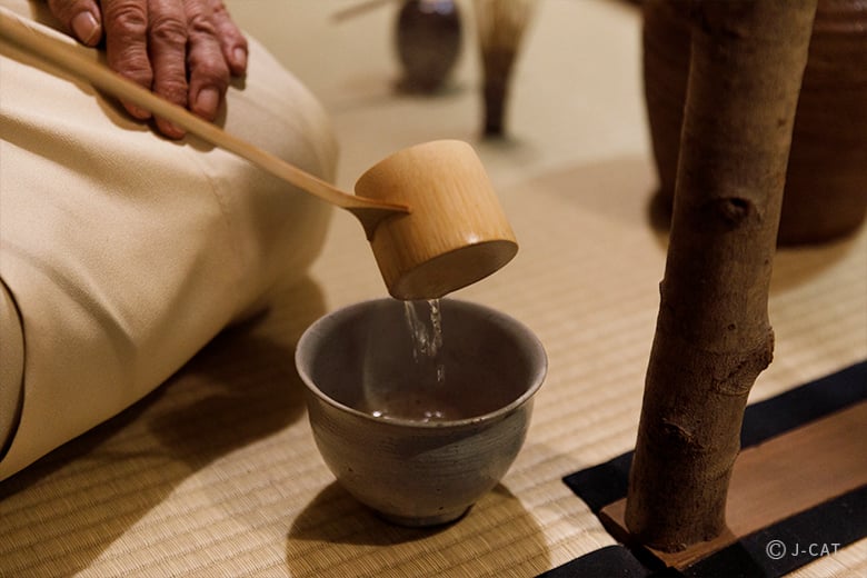 武者小路千家流正教授・有吉守聖氏に教わる本格茶道教室 日本橋の茶室にて