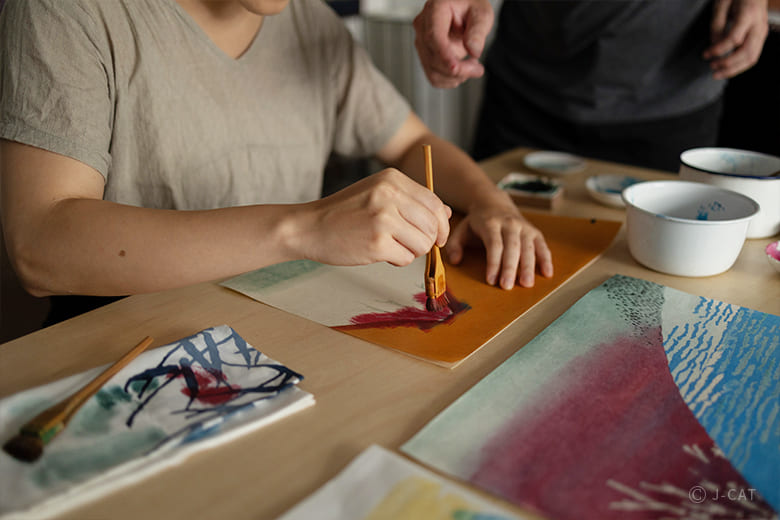 京都「無鄰菴」で型絵染作家・伊砂正幸氏と浮世絵モチーフの型絵染を描く